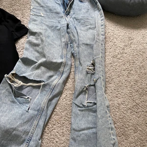 Jeans - Jeans med hål som är raka och högmidjade!