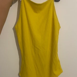 GUL BODY - Säljer denna helt oanvända snygga gula body från H&M med en öppen rygg. Inga defekter. Storlek S men kan passa en XS även. Köparen står för frakten. 💛💛