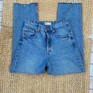 Jeans från Zara - Raka jeans från zara! Säljer för 150. Köparen står för frakten!🥰