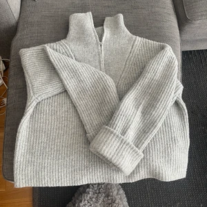 Snygg stickad tröja. - Säljer denna snygga stickade tröja. Tycker att den är lite stor på mig, har oftast xxs och denna är i storlek M. 200kr 🤍 vi fler intresserade blir de budgivning.