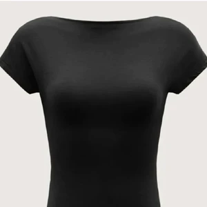 Storlek s  - Säljer denna tröjan i storlek s som nyss är köpt här på plick säljer denna då jag inte tycker att den passa mig. Köparen står för frakten 💕📦