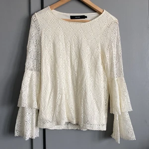 Topp - Spetstopp med volang längst ner vid ärmarna. Stl s