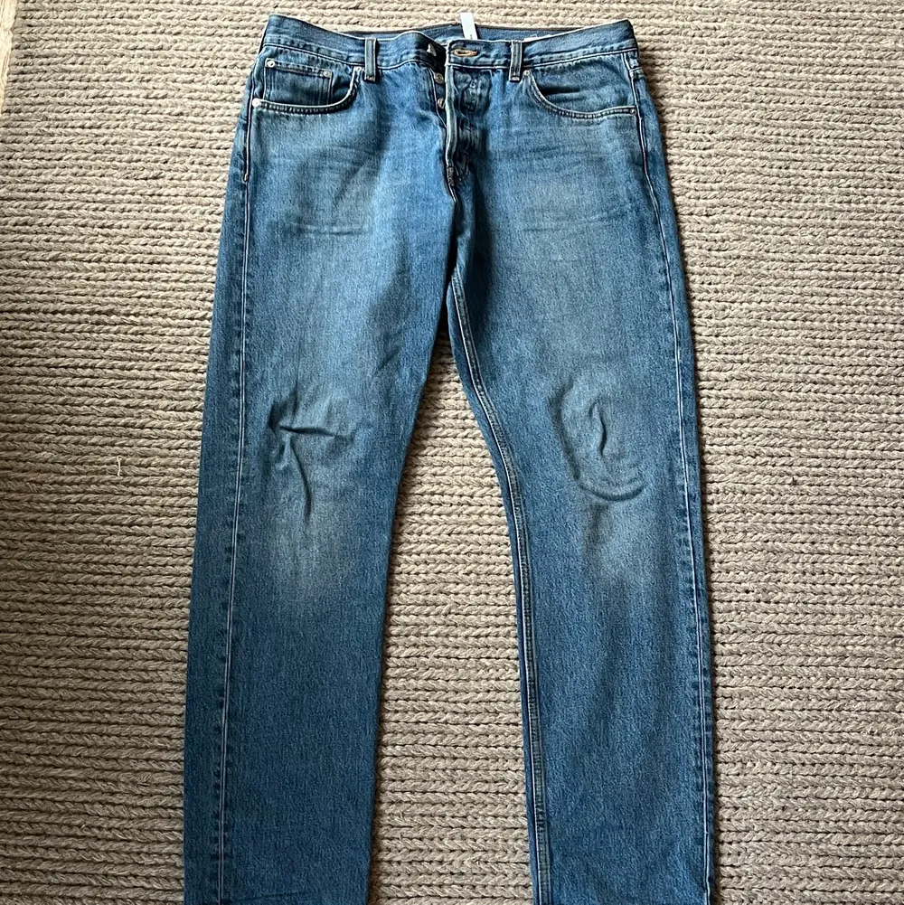 Ett par sjukt najs baggy jeans från Weekday. Har tyvärr blivit för korta för mig så hoppas på att hitta ett nytt hem till dom. . Jeans & Byxor.
