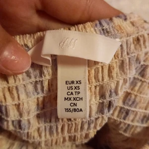 HM KLÄNNING  - Jätte fin blommig klänning från H&M. Storlek XS men passar lite för liten på mig som är XXS. Andvänt denna klänning 2 gånger på fest med inga skador. Köparen står för frakt och pris kan diskuteras.