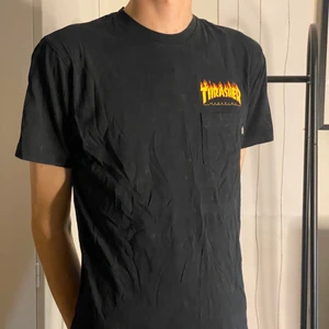 Vans x Thrasher T-shirt - T-shirt i samarbete mellan Vans & Thrasher, riktigt coolt om man är en sk8r boi och gillar att läsa trendiga tidningar.