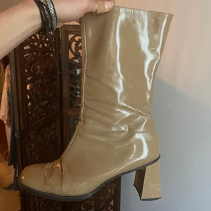 Boots - Sjukt snygga glansiga stövlar 👢! Riktigt y2k 