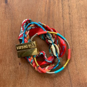 Armband från Hipanema ❤️ - Säljer mitt armband från märket Hipanema. Handgjort smycke av pärlor och snäckskal med ett magnetiskt knäppe. Bredden är 3 cm och längden är 17 cm. Använd men i bra skick! Köparen står för frakten 