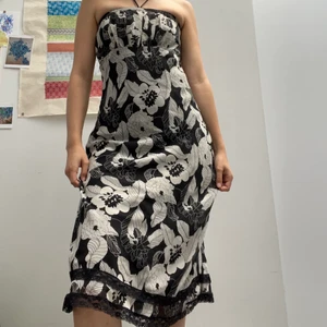 Svartvit klänning - En sååå vacker svartvit klänning från VILA i strl XS. Har två defekter: två små prickar vid bystdelen som knappt syns samt att hakens tråd är lite lös, men det kan man lätt fixa!😍 känns annars som ny!!Perfekt inför finmiddag, bal eller andra festligheter💫