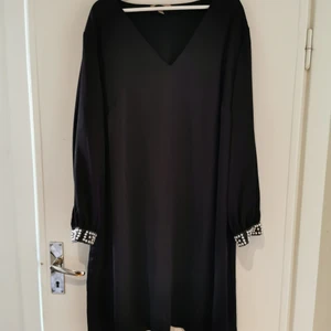 Klänning med stas - Klänning med stas på arm