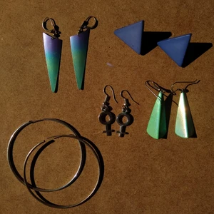 Örhängen 80-tal - Coola geometriska örhängen i pastellmetallic. Piffar upp din outfit både till vardag och fest. 30 kr/st