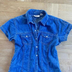 Jeans skjorta - Kortärmad jeansskjorta. Sååå fin🌸🌸
