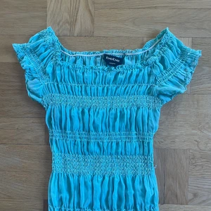 Bebe topp - Topp från Bebe som är sååå fin men har inte kommit till användning. Köptes second hand i LA i somras. Toppen har sömmar med paljetter. Det blir 
