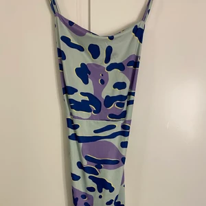 Sommarklänning  - Superfin klänning som sitter tajt o formar sig fint. Har detaljer (bild2). Skriv för mer info❤️