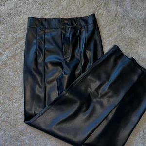 Skinnbyxor  - Säljer dessa fina Zara byxor som tyvärr inte kommit till användning, dem finns heller inte längre att köpa online. Dem är i storlek XS. Om ni är intresserade och vill ha fler bilder är ni välkomna att skriva privat💗