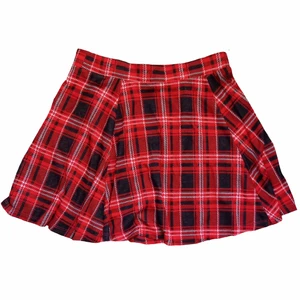 röd och svart rutig kjol - svart och röd rutig kjol från New Yorker som jag köpte här på plick. är i prefekt skick 💋