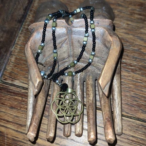 Handgjort halsband - Handgjort halsband med heliga livets frö 