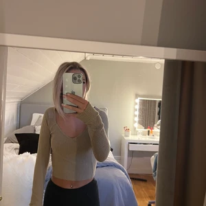 Stickad topp - En jättefin stickad topp som är för liten för mig🤍