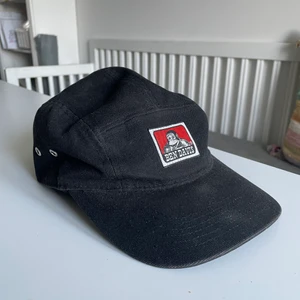 Ben davis-keps - Säljer en mycket ovanlig Ben Davis-keps. Fanns en tid enbart att få tag i på den japanska marknaden. Har använts mycket sparsamt.  Finns på Brandholmen i Nyköping eller skickas mot fraktkostnad.  /Mattias 