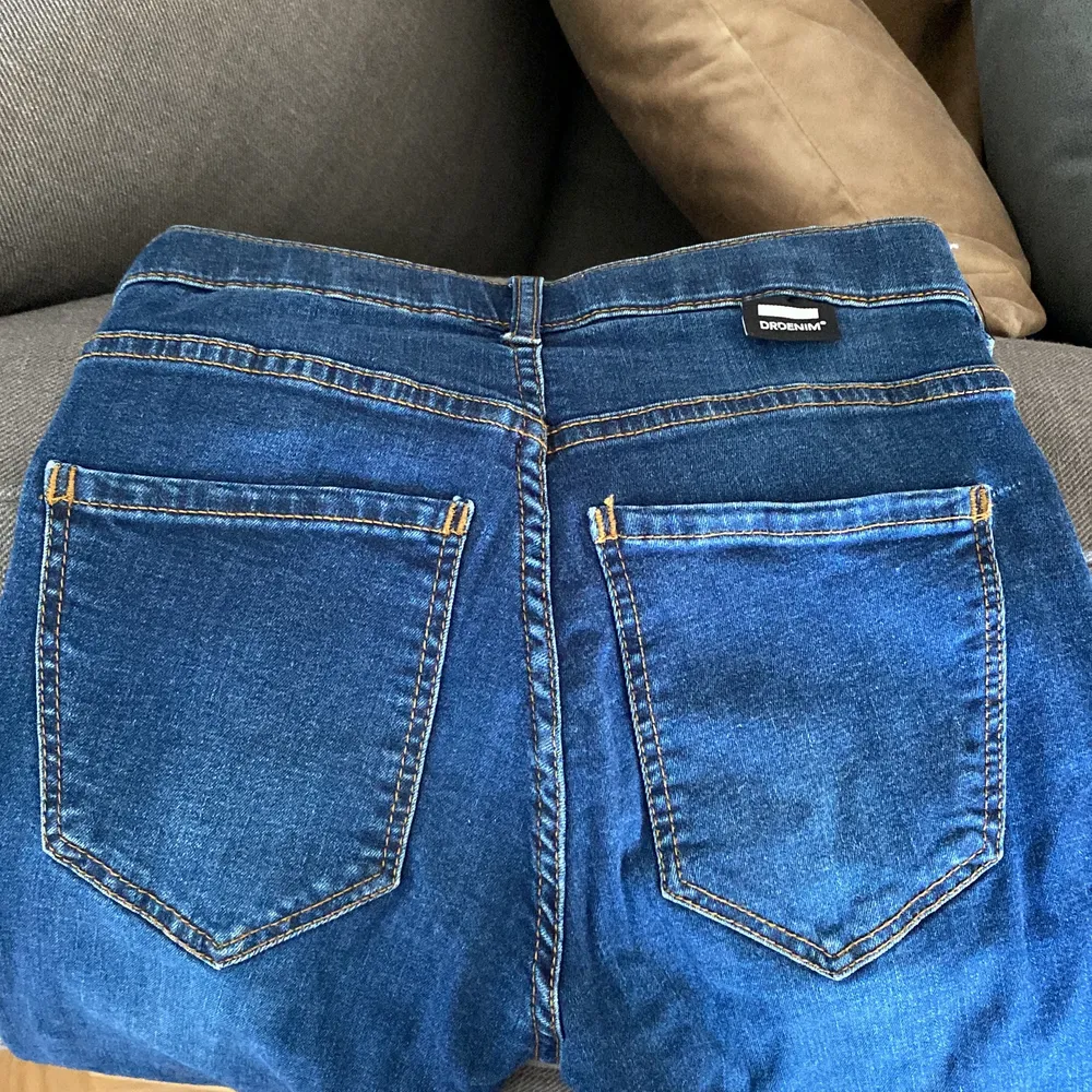 Jättefina mörkblå mid waist utsvängda jeans. De är ifrån salt och jättefint skick. De är även stretchiga. . Jeans & Byxor.