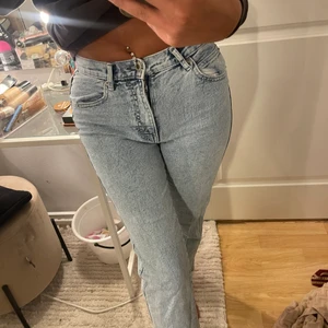 Jeans - Säljer dom här jeansen från pull&bear då dom sitter lite tajt på mig vid midjan. Vid intresse hör av dig