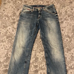 Tommy Hilfigher Jeans  - Tommy Hilfigher Jeans  Storlek 30/32 Nypris 900