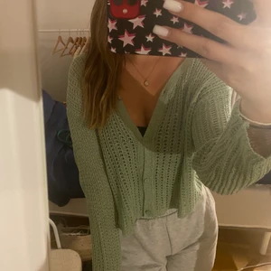 Grön stickad kofta - En grön stickad kofta som är ganska tunn men väldigt fin!💕