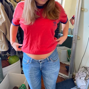 Adidas T-shirt - Ball vintage t-shirt från Adidas. Köpt second hand men i mycket fint skick. Storlek L men passar fint på S-M också. Frakt tillkommer annars möts vi på söder❤️💙🤍🪴