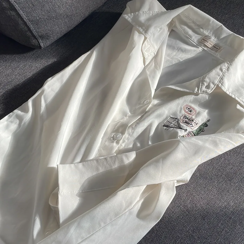 Gullig vit skjorta i något skönt material. Sval och fin! Knappt använd. Väldigt casual, funkar till jeans etc :) . Skjortor.