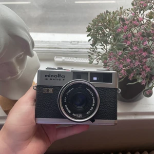Minolta analog kamera - Liten smidig analog kamera för 35mm film som tar snygga retrobilder. Kan inte lämna garanti men jag har testat den och den fungerar. Ren och fin inuti, välskött. Säljer pga har för många gamla kameror ☺️