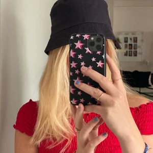 Solhatt - Solhatt, osäker på om den är svart eller marinblå 💙🖤 säljer då jag har två stycken 