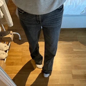 Gråa jeans - Gråa jeans från zara i stl 38, dem är långa i benen❤️
