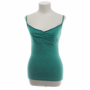 Grönt vintage linne!! - Säljer detta jätte gulliga linne som jag köpt på sellpy!!💗 Säljer pga att den tyvärr aldrig används, helt oanvänd☺️💖 Bara kom privat om du har frågor eller vill ha fler bilder💖