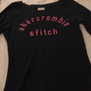 Abercrombie & fitch tröja - Stockholmsstil välgjort och skön, väldigt bra skick (stretchig)!💗⚡️💅