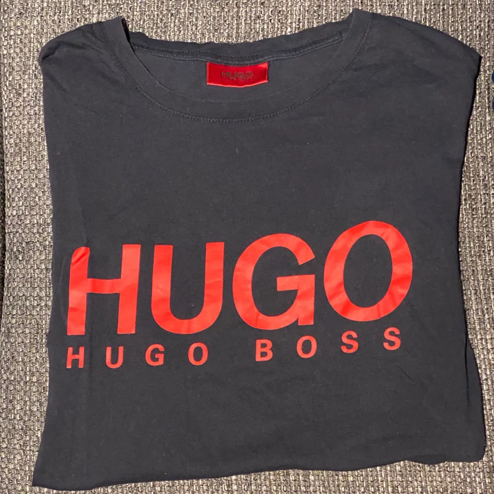 Hugo Boss T-shirt i storlek M. Färg: Mörkblå . T-shirts.
