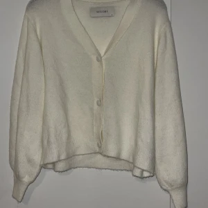 Vit stickad tröja - Vit stickad tröja, aldrig använd, köpt online för 350kr och säljs för 90kr. Säljer den då den är för stor för mig. 