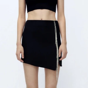 Kjol med strass Zara - Helt ny kjol med diamantstrass från Zara, prislapp kvar 