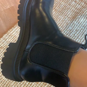 Boots 39 svart - Svart boots chelsea. Nyu, worn once, size 39