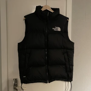 The North Face Väst - The North Face Väst, Herr, Storlek S. Perfekt skick💕 Använder tyvärr sällan