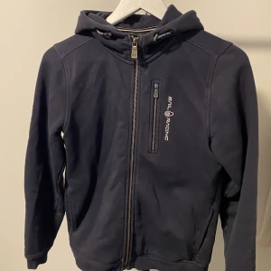 Hoodie - Säljer min sailracing hoodie för den inte kommer till användning längre, de är barnstolen eftersom de står att den är 160cm men de funkar också om man har storlek S 