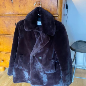 Brunsvart fake fur  - Brunsvart fake pälsjacka från Closed.   Nästintill oavvägd, inköpt förra året via Afound för 1300:- Endast använd 2 ggr förra vintern, vilket är anledningen till jag säljer den nu :)   Otroligt mjuk och mysig i materialet, samt väldigt varm! 