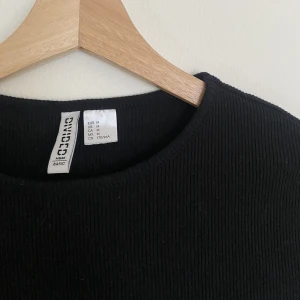 Croptop - En perfekt svart croppad T-shirt i rubbat material!!!  Bara att skicka om du har någon fråga eller vill ha fler bilder!! Frakt tillkommer!!😇😇