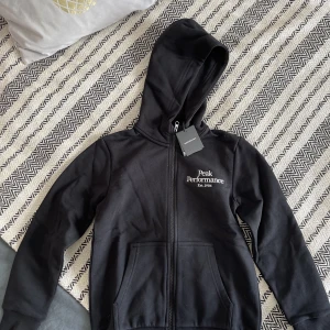 Peak performance  - Barn tröja i storlek 140 oanvänd. 