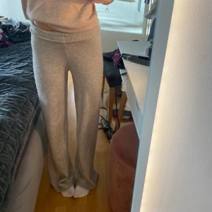 Stickade mjukisbyxor - Så snygga stickade mjukisbyxor, lite noppriga på vissa ställen men fortfarande riktigt snygga och väldigt sköna🤍 storlek xs men väldigt oversize