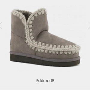 Mou boots - Helt nya oanvända mou boots pga köpte fel storlek, jättebekväma och snygga.❣️färgen heter elephant grey så lite grå/beige i tonen. Storlek 39. ❄️