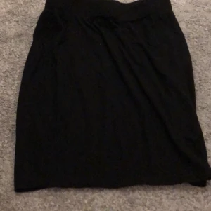 Svart minikjol - Tryck inte på köp nu!! Skriv först. Jättesöt svart minikjol med stretchigt material. Nästan aldrig använd.