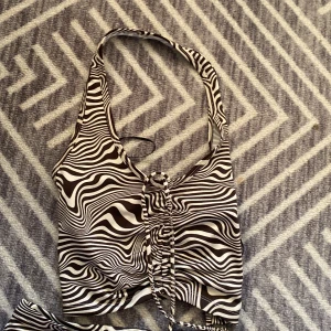 Zebra randig byxor och matchande tröja - Två par matchande zebra mönster användt de typ några gången är storlek M men passar även S