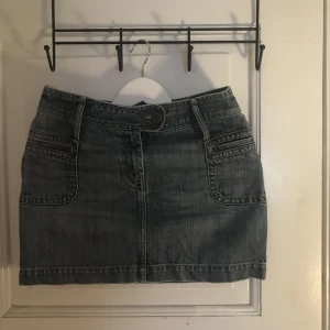 Lågmidjad kjol. Storlek 34 - Super snygg, aldrig använd.  Storlek 34