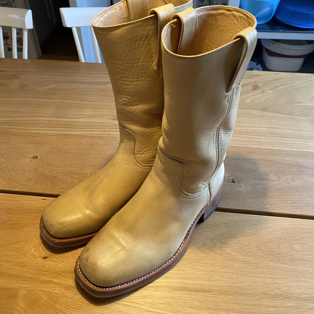 Säljer mina sendra boots Sinnessjuk kvalité, gjorda i Spanien av riktigt läder  Storlek 41/42 Nypris 4500kr. Skor.