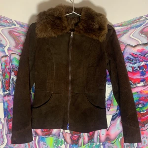VINTAGE 70's MOCKAJACKA MED PÄLSKRAGE - Jättefin vintage 70-tals jacka i brun mocka med pälskrage. Fodrad. I fint vintage skick! ✨Strl: 36. Pris + porto eller mötas upp i Sthlm. ✨