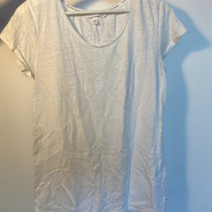 Victoria’s Secret tröja - En vit T-shirt, lätt genomskinlig men änglavingar där bak från Victoria’s Secret. Köparen står för frakt, inga byten.